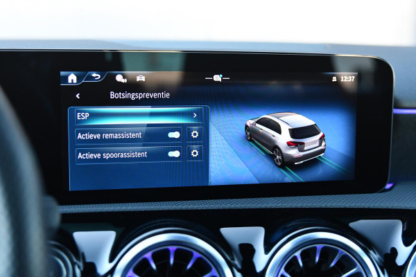 Mercedes-Benz A-Klasse 200 AMG- Line. Pano, Keyless, Camera, Stuurverwarming, Sfeer!