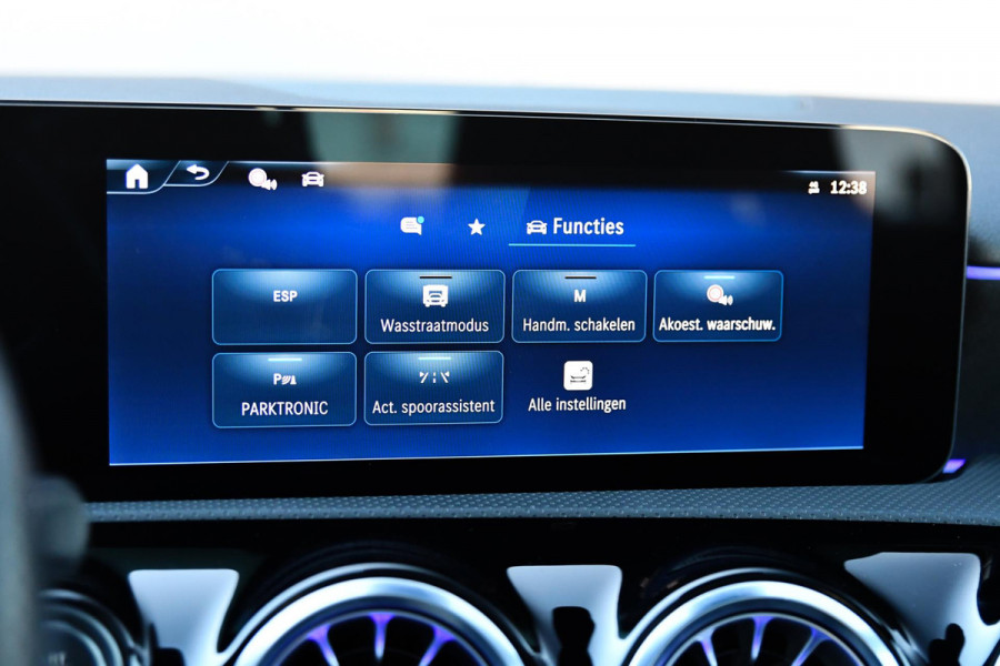 Mercedes-Benz A-Klasse 200 AMG- Line. Pano, Keyless, Camera, Stuurverwarming, Sfeer!