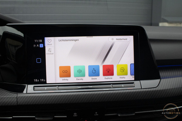 Volkswagen Golf 1.5 eTSI R-Line Business+ PANO CAMERA ACC CARPLAY