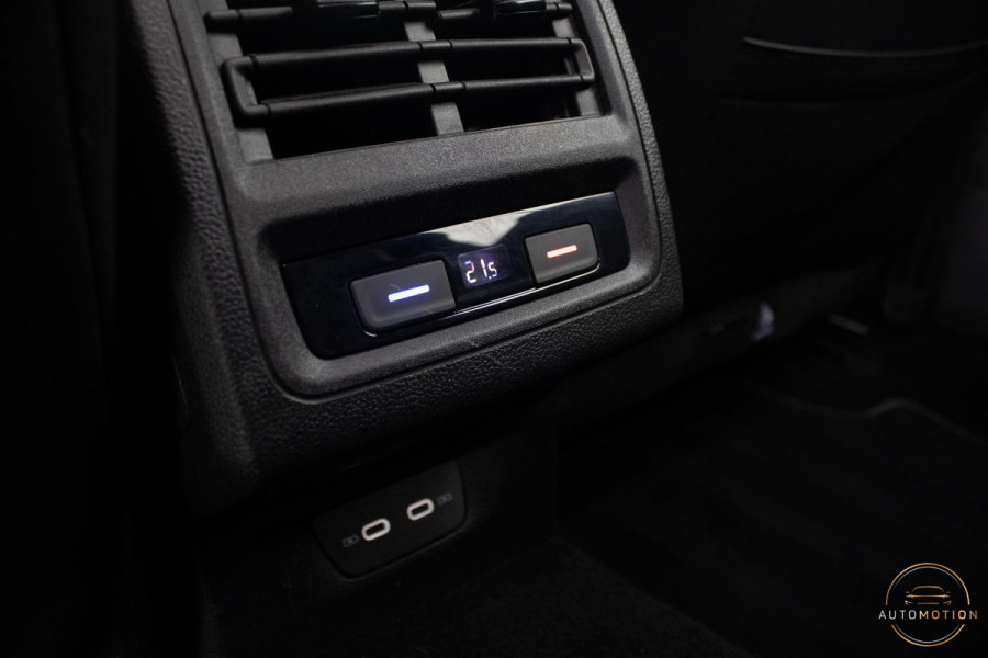 Volkswagen Golf 1.5 eTSI R-Line Business+ PANO CAMERA ACC CARPLAY