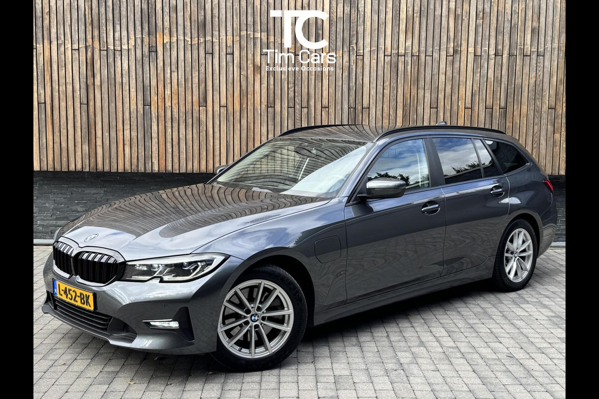 BMW 3 Serie Touring 320e High Executive Automaat | Trekhaak elektrisch | Navigatiesysteem | Laser LED | Draadloze telefoonlader | Apple CarP