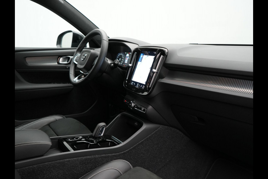Volvo XC40 T5 Recharge R-Design Plug In Hybrid 262pk Dealer O.H. PHEV | Trekhaak Af Fabriek | Camera | Alcantara Sportstoelen Memory & Verwarmd | Stuur Verwarmd | Apple Carplay | Keyless | Virtual | Cruise Control | Navigatie | DAB |