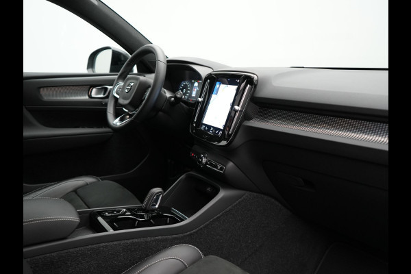 Volvo XC40 T5 Recharge R-Design Plug In Hybrid 262pk Dealer O.H. PHEV | Trekhaak Af Fabriek | Camera | Alcantara Sportstoelen Memory & Verwarmd | Stuur Verwarmd | Apple Carplay | Keyless | Virtual | Cruise Control | Navigatie | DAB |