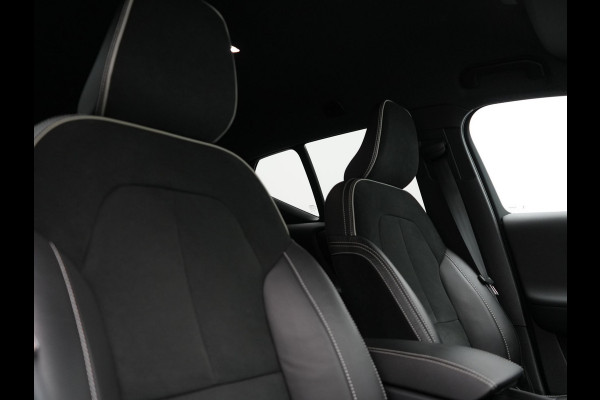 Volvo XC40 T5 Recharge R-Design Plug In Hybrid 262pk Dealer O.H. PHEV | Trekhaak Af Fabriek | Camera | Alcantara Sportstoelen Memory & Verwarmd | Stuur Verwarmd | Apple Carplay | Keyless | Virtual | Cruise Control | Navigatie | DAB |