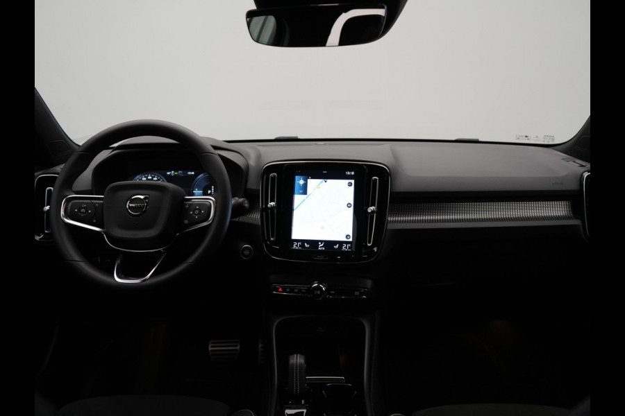 Volvo XC40 T5 Recharge R-Design Plug In Hybrid 262pk Dealer O.H. PHEV | Trekhaak Af Fabriek | Camera | Alcantara Sportstoelen Memory & Verwarmd | Stuur Verwarmd | Apple Carplay | Keyless | Virtual | Cruise Control | Navigatie | DAB |