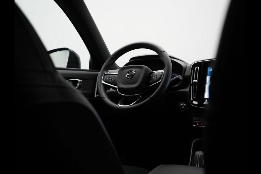Volvo XC40 T5 Recharge R-Design Plug In Hybrid 262pk Dealer O.H. PHEV | Trekhaak Af Fabriek | Camera | Alcantara Sportstoelen Memory & Verwarmd | Stuur Verwarmd | Apple Carplay | Keyless | Virtual | Cruise Control | Navigatie | DAB |