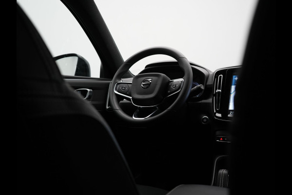 Volvo XC40 T5 Recharge R-Design Plug In Hybrid 262pk Dealer O.H. PHEV | Trekhaak Af Fabriek | Camera | Alcantara Sportstoelen Memory & Verwarmd | Stuur Verwarmd | Apple Carplay | Keyless | Virtual | Cruise Control | Navigatie | DAB |