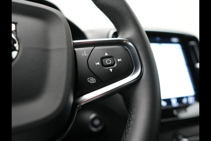 Volvo XC40 T5 Recharge R-Design Plug In Hybrid 262pk Dealer O.H. PHEV | Trekhaak Af Fabriek | Camera | Alcantara Sportstoelen Memory & Verwarmd | Stuur Verwarmd | Apple Carplay | Keyless | Virtual | Cruise Control | Navigatie | DAB |