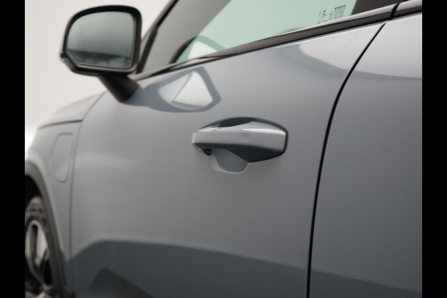 Volvo XC40 T5 Recharge R-Design Plug In Hybrid 262pk Dealer O.H. PHEV | Trekhaak Af Fabriek | Camera | Alcantara Sportstoelen Memory & Verwarmd | Stuur Verwarmd | Apple Carplay | Keyless | Virtual | Cruise Control | Navigatie | DAB |
