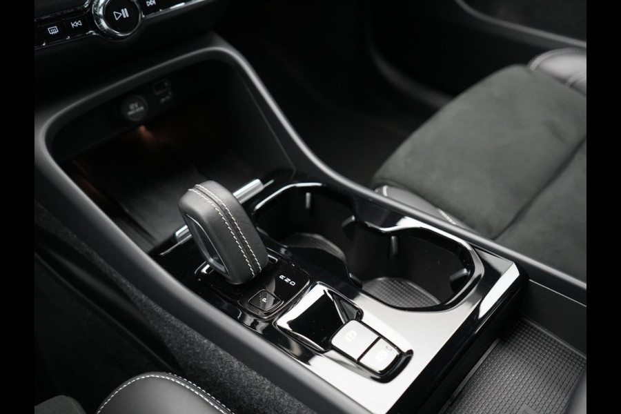 Volvo XC40 T5 Recharge R-Design Plug In Hybrid 262pk Dealer O.H. PHEV | Trekhaak Af Fabriek | Camera | Alcantara Sportstoelen Memory & Verwarmd | Stuur Verwarmd | Apple Carplay | Keyless | Virtual | Cruise Control | Navigatie | DAB |