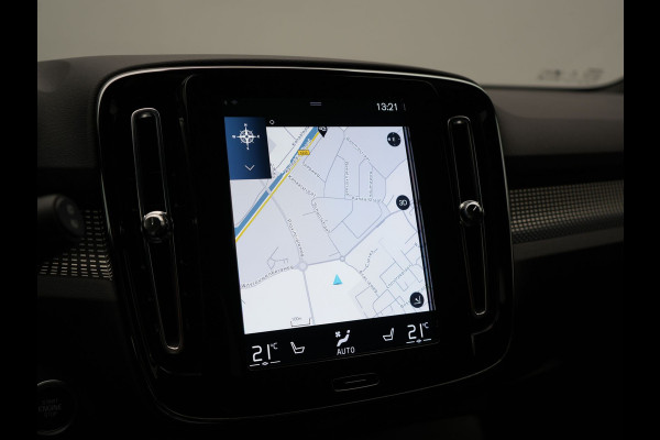 Volvo XC40 T5 Recharge R-Design Plug In Hybrid 262pk Dealer O.H. PHEV | Trekhaak Af Fabriek | Camera | Alcantara Sportstoelen Memory & Verwarmd | Stuur Verwarmd | Apple Carplay | Keyless | Virtual | Cruise Control | Navigatie | DAB |