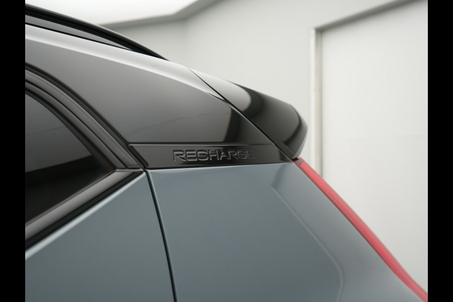 Volvo XC40 T5 Recharge R-Design Plug In Hybrid 262pk Dealer O.H. PHEV | Trekhaak Af Fabriek | Camera | Alcantara Sportstoelen Memory & Verwarmd | Stuur Verwarmd | Apple Carplay | Keyless | Virtual | Cruise Control | Navigatie | DAB |