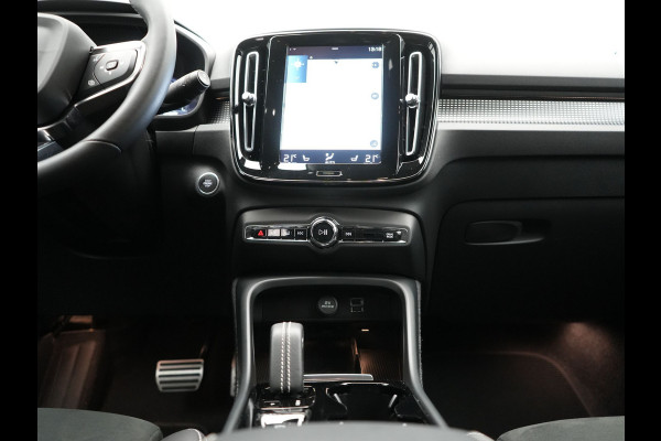 Volvo XC40 T5 Recharge R-Design Plug In Hybrid 262pk Dealer O.H. PHEV | Trekhaak Af Fabriek | Camera | Alcantara Sportstoelen Memory & Verwarmd | Stuur Verwarmd | Apple Carplay | Keyless | Virtual | Cruise Control | Navigatie | DAB |