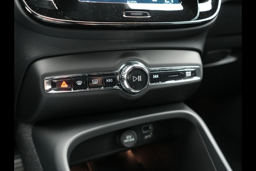 Volvo XC40 T5 Recharge R-Design Plug In Hybrid 262pk Dealer O.H. PHEV | Trekhaak Af Fabriek | Camera | Alcantara Sportstoelen Memory & Verwarmd | Stuur Verwarmd | Apple Carplay | Keyless | Virtual | Cruise Control | Navigatie | DAB |