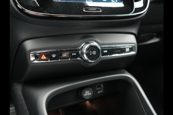 Volvo XC40 T5 Recharge R-Design Plug In Hybrid 262pk Dealer O.H. PHEV | Trekhaak Af Fabriek | Camera | Alcantara Sportstoelen Memory & Verwarmd | Stuur Verwarmd | Apple Carplay | Keyless | Virtual | Cruise Control | Navigatie | DAB |