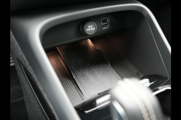 Volvo XC40 T5 Recharge R-Design Plug In Hybrid 262pk Dealer O.H. PHEV | Trekhaak Af Fabriek | Camera | Alcantara Sportstoelen Memory & Verwarmd | Stuur Verwarmd | Apple Carplay | Keyless | Virtual | Cruise Control | Navigatie | DAB |
