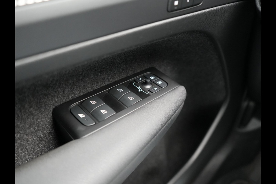 Volvo XC40 T5 Recharge R-Design Plug In Hybrid 262pk Dealer O.H. PHEV | Trekhaak Af Fabriek | Camera | Alcantara Sportstoelen Memory & Verwarmd | Stuur Verwarmd | Apple Carplay | Keyless | Virtual | Cruise Control | Navigatie | DAB |