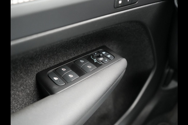 Volvo XC40 T5 Recharge R-Design Plug In Hybrid 262pk Dealer O.H. PHEV | Trekhaak Af Fabriek | Camera | Alcantara Sportstoelen Memory & Verwarmd | Stuur Verwarmd | Apple Carplay | Keyless | Virtual | Cruise Control | Navigatie | DAB |