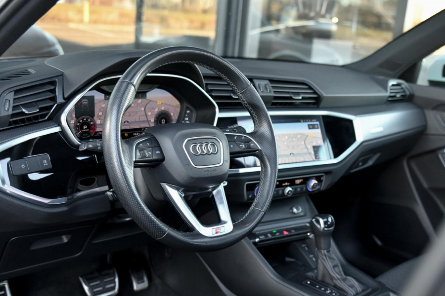 Audi Q3 45 TFSI e 3x S-Line. Pano, ACC, Dodehoek, Lane assist!