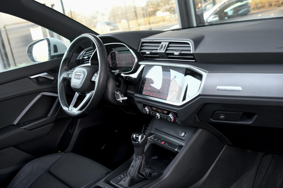 Audi Q3 45 TFSI e 3x S-Line. Pano, ACC, Dodehoek, Lane assist!