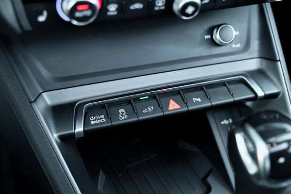 Audi Q3 45 TFSI e 3x S-Line. Pano, ACC, Dodehoek, Lane assist!