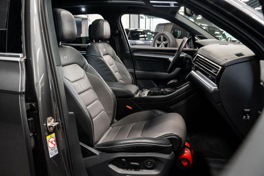 Volkswagen Touareg 3.0 TDI R-Line *Vierwielbesturing / Luchtvering / Standkachel / Stoelventilatie + massage / Panorama / HUD / Keyless*