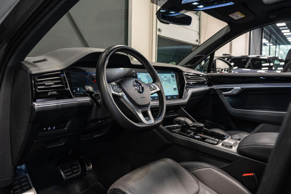 Volkswagen Touareg 3.0 TDI R-Line *Vierwielbesturing / Luchtvering / Standkachel / Stoelventilatie + massage / Panorama / HUD / Keyless*