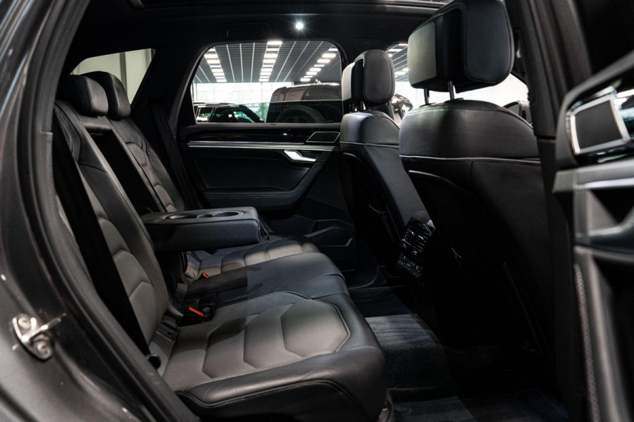 Volkswagen Touareg 3.0 TDI R-Line *Vierwielbesturing / Luchtvering / Standkachel / Stoelventilatie + massage / Panorama / HUD / Keyless*