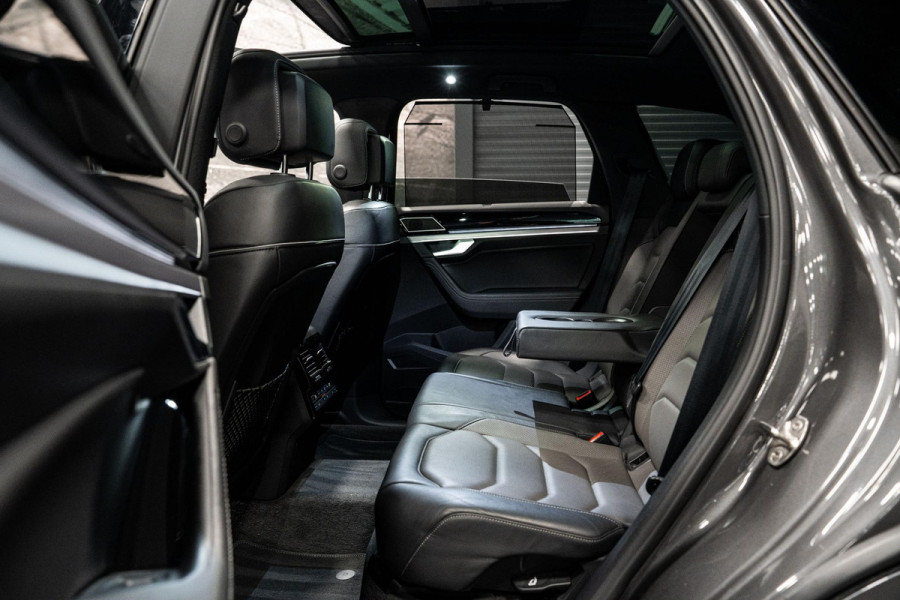 Volkswagen Touareg 3.0 TDI R-Line *Vierwielbesturing / Luchtvering / Standkachel / Stoelventilatie + massage / Panorama / HUD / Keyless*