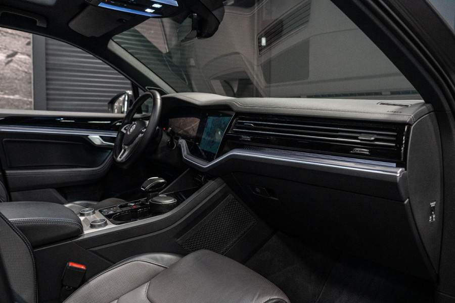 Volkswagen Touareg 3.0 TDI R-Line *Vierwielbesturing / Luchtvering / Standkachel / Stoelventilatie + massage / Panorama / HUD / Keyless*