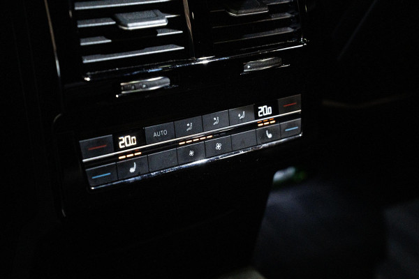 Volkswagen Touareg 3.0 TDI R-Line *Vierwielbesturing / Luchtvering / Standkachel / Stoelventilatie + massage / Panorama / HUD / Keyless*