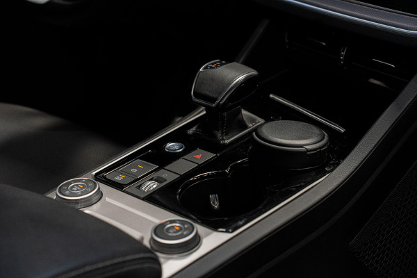 Volkswagen Touareg 3.0 TDI R-Line *Vierwielbesturing / Luchtvering / Standkachel / Stoelventilatie + massage / Panorama / HUD / Keyless*