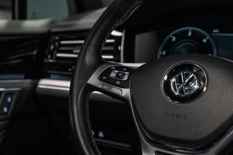 Volkswagen Touareg 3.0 TDI R-Line *Vierwielbesturing / Luchtvering / Standkachel / Stoelventilatie + massage / Panorama / HUD / Keyless*
