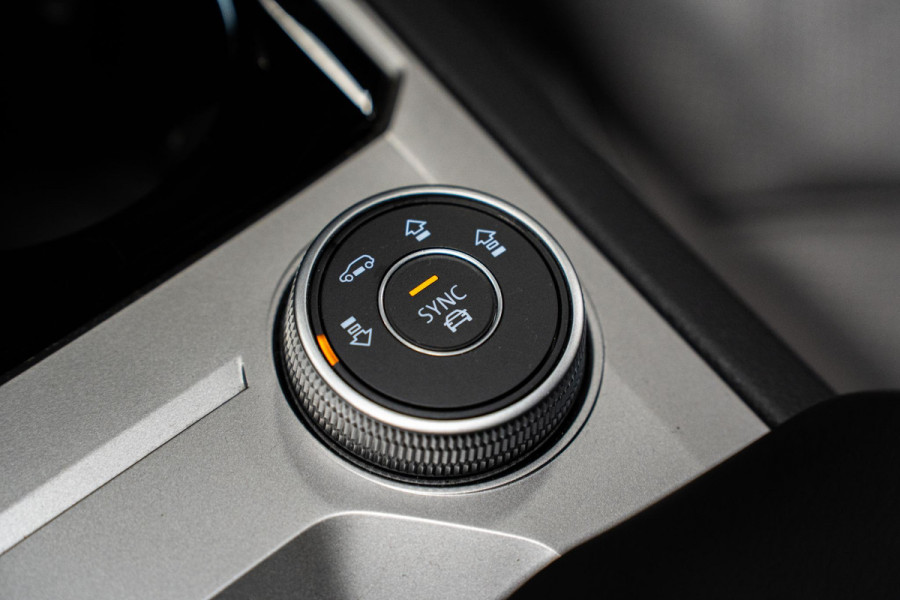 Volkswagen Touareg 3.0 TDI R-Line *Vierwielbesturing / Luchtvering / Standkachel / Stoelventilatie + massage / Panorama / HUD / Keyless*