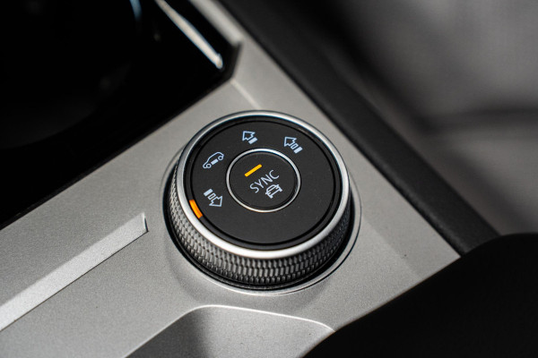 Volkswagen Touareg 3.0 TDI R-Line *Vierwielbesturing / Luchtvering / Standkachel / Stoelventilatie + massage / Panorama / HUD / Keyless*