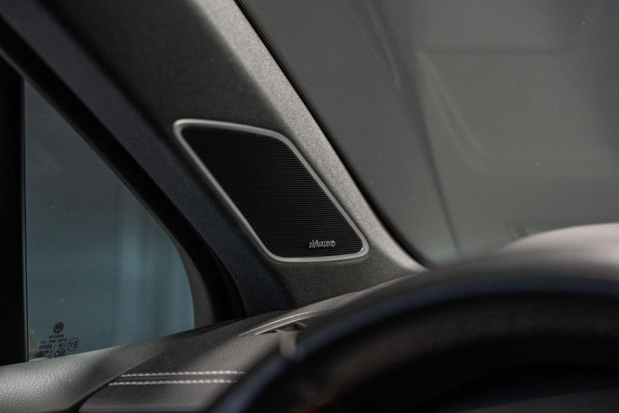 Volkswagen Touareg 3.0 TDI R-Line *Vierwielbesturing / Luchtvering / Standkachel / Stoelventilatie + massage / Panorama / HUD / Keyless*