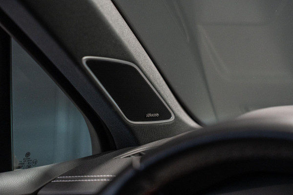 Volkswagen Touareg 3.0 TDI R-Line *Vierwielbesturing / Luchtvering / Standkachel / Stoelventilatie + massage / Panorama / HUD / Keyless*