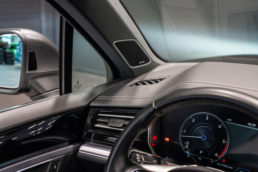 Volkswagen Touareg 3.0 TDI R-Line *Vierwielbesturing / Luchtvering / Standkachel / Stoelventilatie + massage / Panorama / HUD / Keyless*