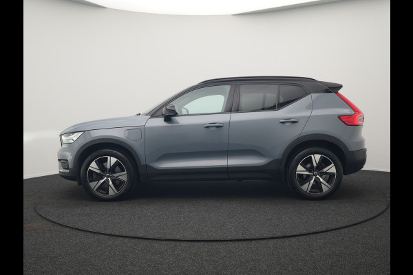 Volvo XC40 T5 Recharge R-Design Plug In Hybrid 262pk Dealer O.H. PHEV | Trekhaak Af Fabriek | Camera | Alcantara Sportstoelen Memory & Verwarmd | Stuur Verwarmd | Apple Carplay | Keyless | Virtual | Cruise Control | Navigatie | DAB |