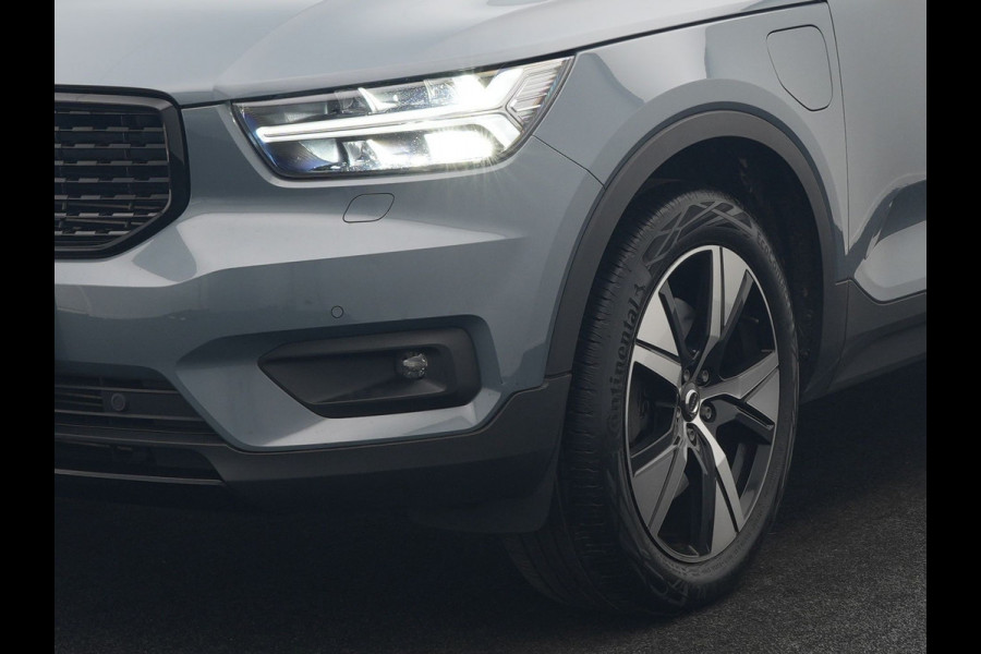 Volvo XC40 T5 Recharge R-Design Plug In Hybrid 262pk Dealer O.H. PHEV | Trekhaak Af Fabriek | Camera | Alcantara Sportstoelen Memory & Verwarmd | Stuur Verwarmd | Apple Carplay | Keyless | Virtual | Cruise Control | Navigatie | DAB |