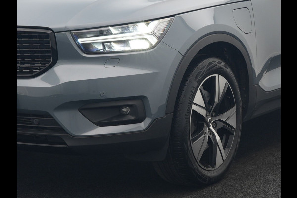 Volvo XC40 T5 Recharge R-Design Plug In Hybrid 262pk Dealer O.H. PHEV | Trekhaak Af Fabriek | Camera | Alcantara Sportstoelen Memory & Verwarmd | Stuur Verwarmd | Apple Carplay | Keyless | Virtual | Cruise Control | Navigatie | DAB |