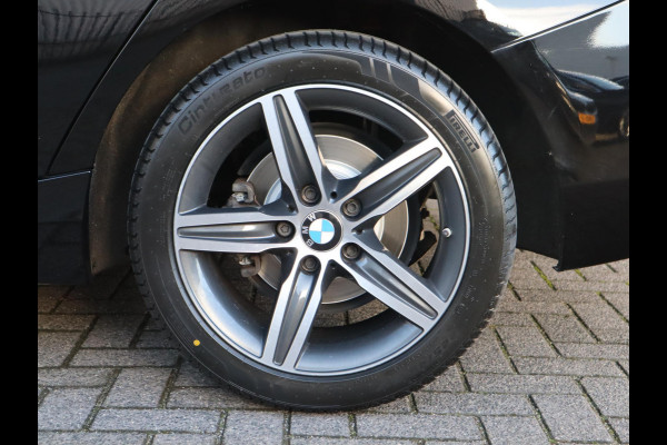 BMW 1-serie 118i Executive Automaat 5 deurs / Navigatie / LED / 17 Inch / Climate Control / Bluetooth / Cruise Control / Parkeersensoren / Regen- en lichtsensor