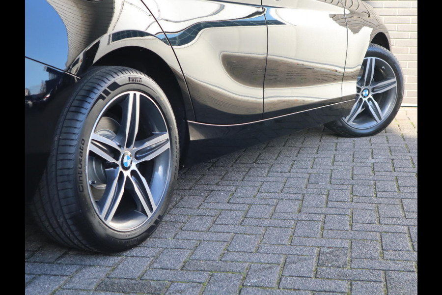BMW 1-serie 118i Executive Automaat 5 deurs / Navigatie / LED / 17 Inch / Climate Control / Bluetooth / Cruise Control / Parkeersensoren / Regen- en lichtsensor