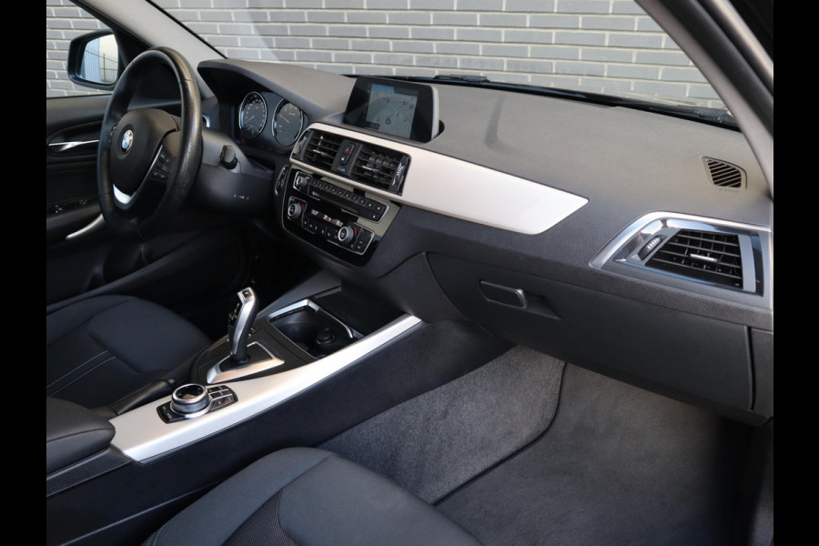 BMW 1-serie 118i Executive Automaat 5 deurs / Navigatie / LED / 17 Inch / Climate Control / Bluetooth / Cruise Control / Parkeersensoren / Regen- en lichtsensor