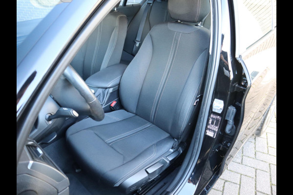 BMW 1-serie 118i Executive Automaat 5 deurs / Navigatie / LED / 17 Inch / Climate Control / Bluetooth / Cruise Control / Parkeersensoren / Regen- en lichtsensor
