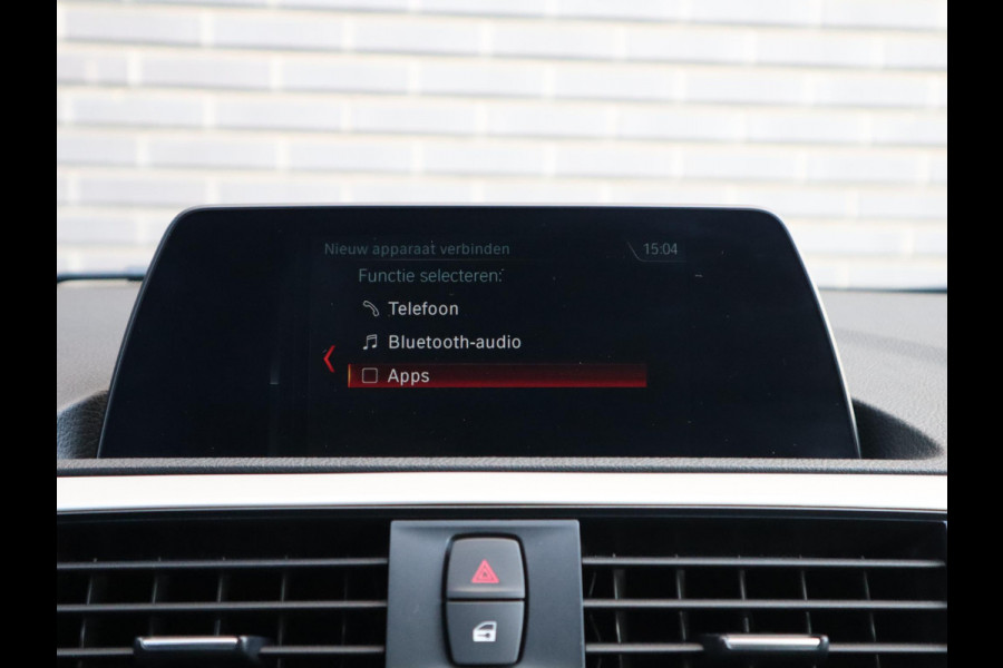 BMW 1-serie 118i Executive Automaat 5 deurs / Navigatie / LED / 17 Inch / Climate Control / Bluetooth / Cruise Control / Parkeersensoren / Regen- en lichtsensor