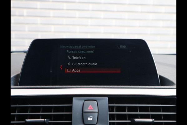 BMW 1-serie 118i Executive Automaat 5 deurs / Navigatie / LED / 17 Inch / Climate Control / Bluetooth / Cruise Control / Parkeersensoren / Regen- en lichtsensor