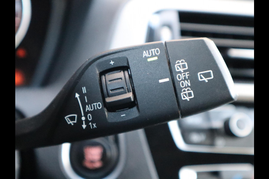 BMW 1-serie 118i Executive Automaat 5 deurs / Navigatie / LED / 17 Inch / Climate Control / Bluetooth / Cruise Control / Parkeersensoren / Regen- en lichtsensor