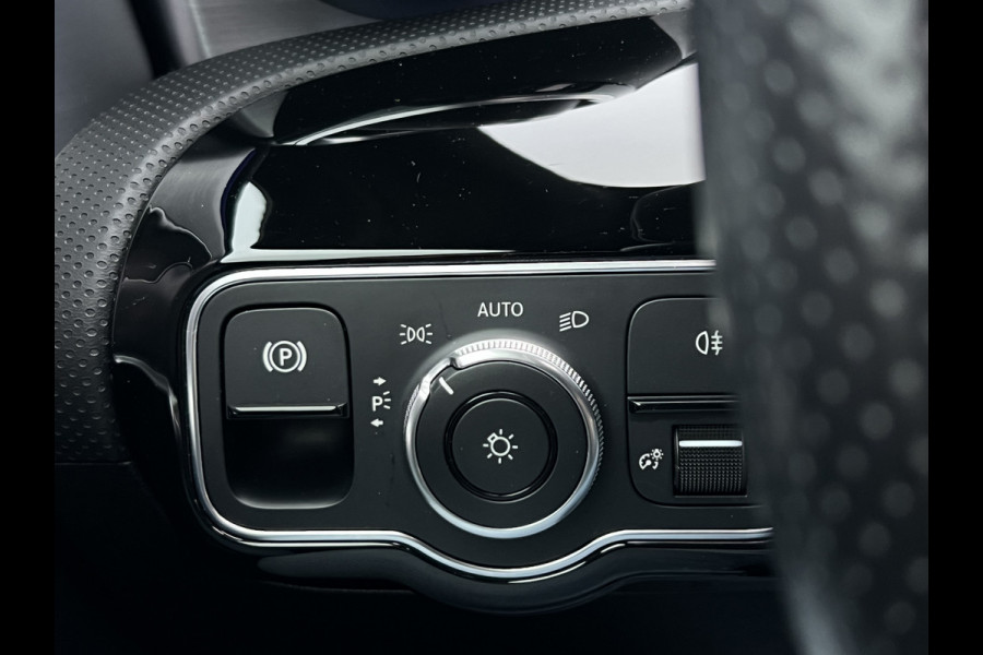 Mercedes-Benz A-Klasse 250 AMG-Line | Pano | LED Matrix | Night Pakket | Camera