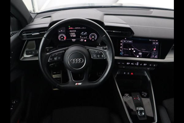 Audi A3 35 TFSI S edition | Carplay | Navigatie | Sportstoelen | Half leder | Full LED | Camera | Virtual Cockpit | 19'' | Climate control | Bluetooth | Cruise control | S Line